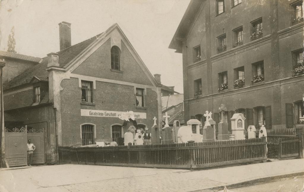 Historische Postkarte "Grabstein Gesch�ft Simon Burger" Eigentum Stadtarchiv Straubing