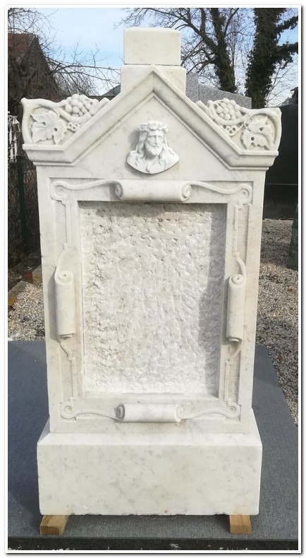 Historisches Grab